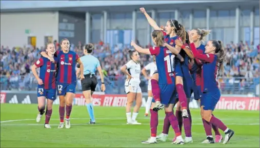  ?? ?? Walsh y Patri buscan a Graham y Aitana, a la derecha, para celebrar el 0-2 del Barcelona en el Di Stéfano ante el Real Madrid.