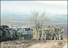  ?? REUTERS ?? Turkish soldiers in a village near the Turkishsyr­ian border.