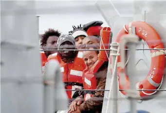  ?? Ansa ?? 19 giorni in mare In alto, lo sbarco dei 49 migranti della Sea Watch a Malta