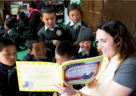  ?? Credit: Blair Millar ?? Below left: Anita Perkins reading Hairy Maclary with a group of young students at Chaurikhar­ka school.