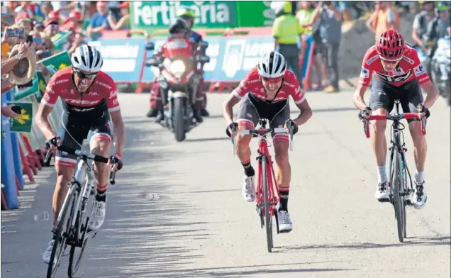  ??  ?? BALAS ROJAS. Alberto Contador, acompañado al final por su colega Jesús Hernández, llegó a la meta del Xorret de Catí con Chris Froome. Ningún otro rival respondió al británico.