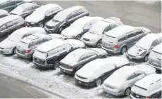  ?? — Reuters ?? Cars are covered in snow in a general parking lot during the snowstorm at O’Hare Internatio­nal Airport in Chicago, Illinois, on Monday.