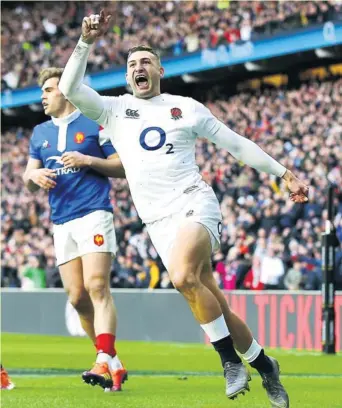  ??  ?? Jonny May célèbre ici son deuxième essai après avoir éliminé Damian Penaud. Photo Icon Sport