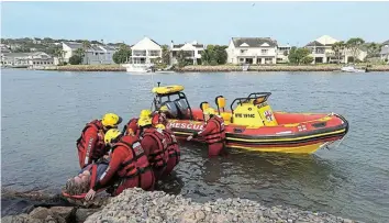  ?? ?? TACTICAL MOVES: It takes commitment, trust and co-ordination to get the patient safely from the rocks to the boat.