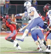  ?? [PHOTO BY BRYAN TERRY, THE OKLAHOMAN] ?? Del City’s Jahkobie Smith carries the ball during Friday’s game with Stillwater.