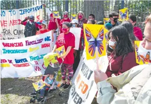  ??  ?? Mujeres migrantes protestaro­n contra las deportacio­nes frente a la casa de la vicepresid­enta Kamala Harris/EFE