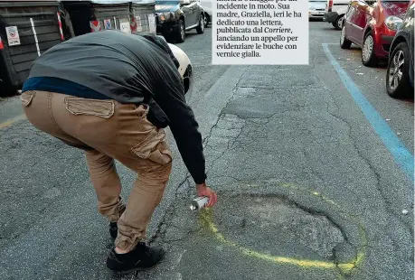  ?? (Lapresse) ?? Via Populonia Al quartiere San Giovanni di Roma un cittadino segnala una buca sull’asfalto della strada cerchiando­la con vernice gialla