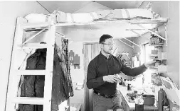  ?? Lorraine Hjalt e / Calga ry Herald ?? Connor Ferster, a former headhunter, ditched his studio apartment in downtown Calgary and now lives
in a 96-square foot home on wheels.