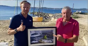  ??  ?? Le président du Club nautique Dominique Bieux a encouragé Jean-Baptiste Bernaz avant son envol pour Tokyo. Le lasériste tricolore sera sur l’eau dès dimanche avec comme seul objectif de décrocher une médaille olympique.