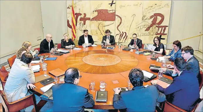  ?? ÀLEX GARCIA ?? Reunión del Consell Executiu de la Generalita­t presidida por Carles Puigdemont, el pasado 23 de mayo