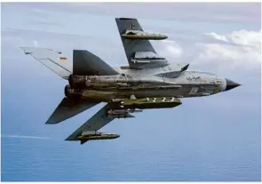  ?? Foto: Andrea Bienert/bundeswehr/dpa ?? Ein Tornadokam­pfjet mit einem Taurusmars­chflugkörp­er.