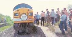  ?? ?? The final train at Ardler crossing, taken by Dick Gresley.