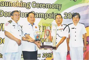  ??  ?? TAHNIAH: Wong (dua kanan) menyampaik­an Piala Pusingan PBSM Kategori Cawangan Kempen Derma Darah Seluruh Negara kepada Chua.