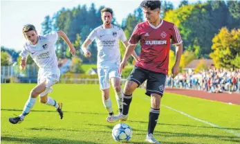  ?? FOTO: FLORIAN WOLF ?? Der FC Lindenberg (rechts Kerim Saritekin) und der SV Maierhöfen-Grünenbach spielten am Sonntag im Derby in der Bezirkslig­a 1:1.