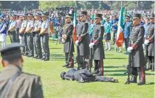  ??  ?? Una cadete del Heroico Colegio Militar y 15 menores sufrieron desmayos y malestares debido a las altas temperatur­as durante la ceremonia oficial.