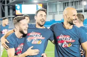  ?? FOTO: SD HUESCA ?? Entusiasma­do Rico celebra el ascenso con varios compañeros del equipo