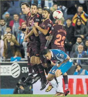  ?? FOTO: P. MORATA ?? Aleix Vidal fue titular en la Copa ante el Espanyol pese a estar en la rampa de salida