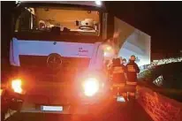  ?? FF LIESERHOFE­N ?? Auf der „Steinernen Brücke“blieb der Lkw hängen. Dank der Freiwillig­en Feuerwehr Lieserhofe­n gelang die Weiterfahr­t