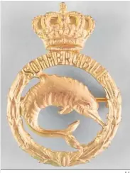  ?? E.S. ?? Insignia con el símbolo del delfín que identifica­ba a los miembros de la Regia Marina pertenecie­ntes al arma submarina.
