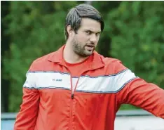  ??  ?? Setzt beim Kreisliga Absteiger SV Straß auf einen jungen Kader: Trainer Thomas Theiler.