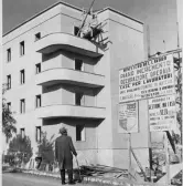  ??  ?? Meraviglia Un anziano osserva uno degli edifici previsti dal celebre piano Ina-Casa nel secondo dopoguerra, a Matera. Grande promotore fu l’allora ministro del Lavoro Fanfani