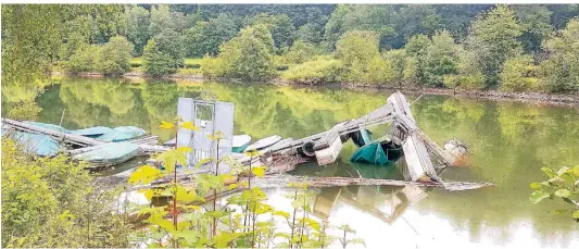  ?? FOTOS (2): STEPHAN BÜLLESBACH ?? Das Hochwasser hat den Bootssteg und einige Boote nahe der Brücke über die Wupper-Vorsperre hochgedrüc­kt.