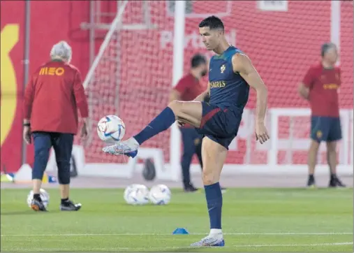  ?? ?? Cristiano Ronaldo, durante el entrenamie­nto de ayer en Doha.