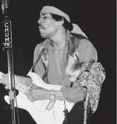  ?? FOTO ANSA ?? Performanc­e Hendrix nel 1969 mentre era impegnato in Canada. Morì nel 1970 a Londra