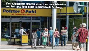  ??  ?? Viele Chemnitzer standen gestern vor dem Reisebüro von Polster & Pohl in der Bahnhofstr­aße Schlange.