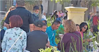  ??  ?? Gran parte de la población sigue sin respetar el protocolo sanitario