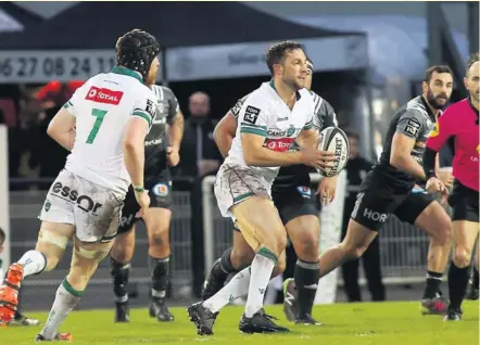  ?? Photo Diarmid Courrèges ?? À la conduite du jeu béarnais, Tom Taylor, l’ancien joueur des Crusaders et de Toulon s’est montré à son avantage que ce soit au pied ou ballon en main.