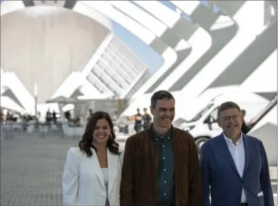  ?? EUROPA PRESS ?? El presidente del Gobierno, Pedro Sánchez, con Sandra Gómez (izda.) y Ximo Puig (dcha.).