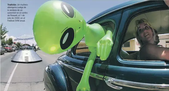  ?? EL PAÍS ?? Tradición. Un muñeco alienígena cuelga de la ventana de un automóvil en el centro de Roswell, el 1 de julio de 2000, en el Festival OVNI anual.