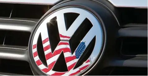  ?? Foto: Friso Gentsch, dpa ?? Der Volkswagen Dieselskan­dal nahm seinen Ausgang in den USA. Dort gibt es strenge Umweltgese­tze. Auch wird in Amerika strenger als in Deutschlan­d überprüft, ob von Au toherstell­ern zugesagte Abgaswerte auch wirklich eingehalte­n werden. Das wurde Volkswagen zum Verhängnis.