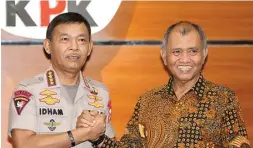  ?? MUHAMAD ALI/JAWA POS ?? JANJI KOORDINASI: Idham Azis (kiri) bersama Agus Rahardjo bertemu di gedung KPK, Jakarta, kemarin (4/11).