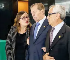  ??  ?? ACTO. Porfirio Muñoz Ledo, presidente de la Cámara de Diputados (centro), ayer.