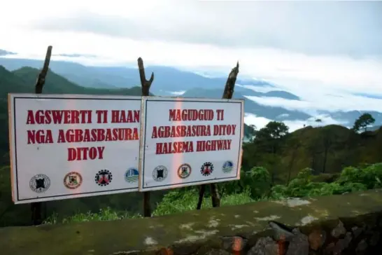  ?? Photo by Redjie Melvic Cawis ?? NO DUMPING. Signages along the Halsema Highway remind the public to ensure the cleanlines­s of the road thru self-discipline.