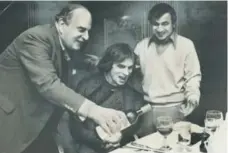  ?? MARIO GEO/TORONTO STAR FILE PHOTO ?? Actor Robert Morley pours wine for ballet star Rudolf Nureyev as Harry Barberian looks on at his steakhouse on Elm St. in 1972.