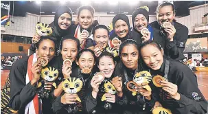  ?? — Gambar Bernama ?? JUARA: Atlet bola jaring Malaysia mempamerka­n pingat emas yang dimenangi selepas menjinakka­n juara bertahan Singapura pada final Sukan SEA ke 29 KL2017, semalam.