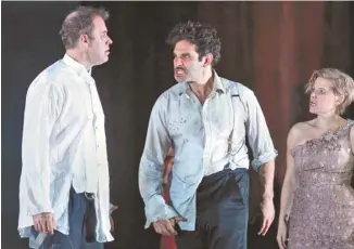  ?? KEN HOWARD MET OPERA ?? Le ténor québécois Frédéric Antoun (au centre) dans The Exterminat­ing Angel