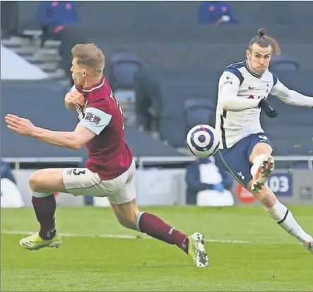  ??  ?? Bale remata para marcar el cuarto gol del Tottenham, el segundo suyo ante el Burnley.