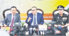  ?? ?? PERTAHAN PENCAPAIAN: Saifuddin (tengah) ketika sidang media selepas merasmikan Majlis Sambutan Hari Penjara Ke-234 di Kompleks Penjara Puncak Borneo, semalam.