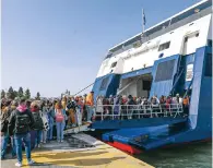  ?? ?? Ferries will depart from Piraeus this Thursday and Friday with a 100% occupancy rate, to serve travelers leaving for the Easter holidays, while there are very few airline seats that remain available on the Aegean Airlines network for trips either in Greece or abroad.