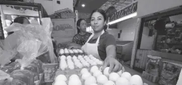  ?? FOTO: VÍCTOR HUGO OLIVAS ?? El huevo sigue subiendo de precio, al igual que la leche, las verduras y las frutas, lamentan las amas de casa.