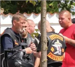  ?? FOTO: KASPER LØJTVED/BYRD ?? Den tidligere Hells Angels-rocker og nyslåede Bandidos-medlem Jørgen ’Fehår’ Rinke (tv.) var en af dusinvis af Bandidos-rockere, der var samlet på Amager.