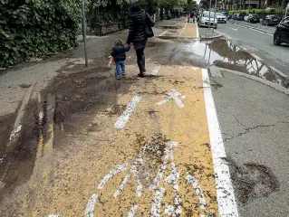  ??  ?? Appio-Claudio Ecco un tratto della pista ciclabile allagata, sverniciat­a e coperta di fango e detriti in via Lemonia
(foto Lannutti/ LaPresse)