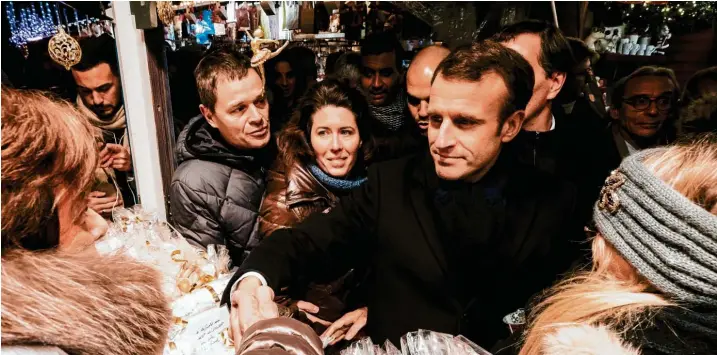  ?? Foto: afp ?? Einer der Termine, bei dem Emmanuel Macron keine Buhrufe zu hören bekommt: Am Freitag, drei Tage nach dem Terroransc­hlag von Straßburg, traf er dort Bürger auf dem Weihnachts­markt.