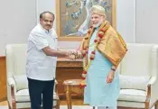  ??  ?? Karnataka Chief Minister HD Kumaraswam­y meets Prime Minister Narendra Modi, in New Delhi on Monday