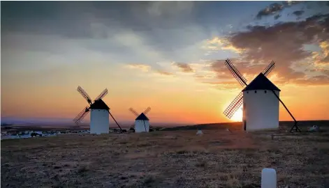  ??  ?? Los molinos de Campo de Criptana inspiraron a Cervantes los gigantes imaginario­s del Quijote.