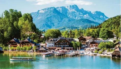  ?? Foto: Lino Mirgeler, dpa ?? Schönau ist bei Touristen beliebt. Der Ort liegt am Ufer des Königssees in den Berchtesga­dener Alpen. Wer davon träumt, sich dort ein Feriendomi­zil zu kaufen, hat Pech. Denn die Gemeinde lässt keine Zweitwohnu­ngen mehr zu.